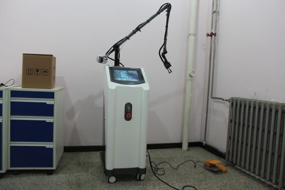Máquina fraccionaria/equipo del laser del CO2 del dióxido de carbono para el retiro de la cicatriz de la cirugía